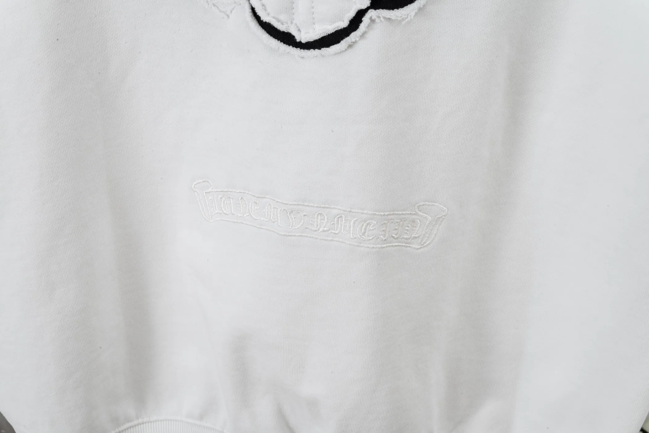 P320 𝗖𝗵𝗿𝗼𝗺𝗲 𝗛𝗲𝗮𝗿𝘁𝘀/Cro Heart 2025 Cross Patch Embroidery Summer New Original Single Counter American Acid Washed Distressed Laser Burnt Patch Embroidery Couple Casual Hooded Sweatshirt Customized fabric 440g tripe terry fabric! American acid-washed and distressed original fabric laser burnt ✟appliqué embroidery and exquisite embroidery of letters! The best-selling model at the counter. It is very comfortable to wear. It is low-key yet luxurious. It is very classy when worn. The large size and tailoring are needless to say. The upper body is exquisite and vivid. 👍High-end first-class materials. A truly palace-level product. The cotton from Turkey is of outstanding quality. After heavy washing, the clothes are very soft! Not picky, the upper body is absolutely stylish and extremely luxurious. Auxiliary materials: The original model has been authenticated and labeled ➕100% silk washed with water label. Genuine purchase-grade original hangtag➕matching hanging rope➕3D hanging beads➕original packaging bag. Craftsmanship: The original version has consistent wiring! The highest version of the armhole matching technique! Countless times of pattern making to 100% restore the original appearance! The correct version is the same for men and women, super eye-catching, super good-looking, and super atmospheric! Color: white, washed black, washed blue Size: XS-L